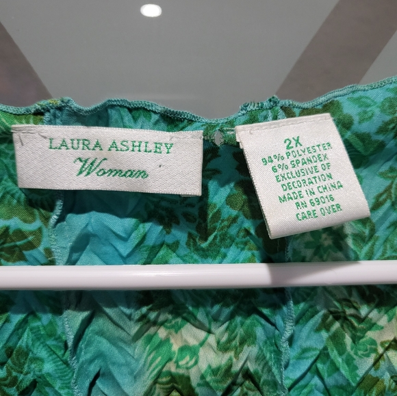 Multi Greens w Blue colored 2x  Top. - Picture 2 of 3